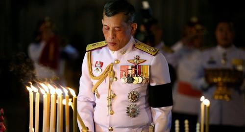.. ملك تايلاند يتزوج من ممرضة بحضور زوجته الأولى
