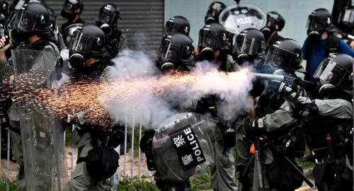 الشرطة تطلق الغاز المسيل للدموع على المحتجين في هونغ كونغ
