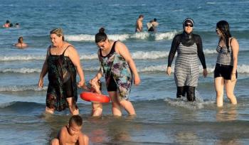 الاستمتاع بالشواطئ والمسابح هاجس يؤرق النساء