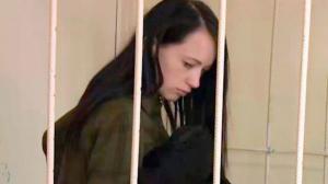 شاهد: امرأة تعذب طفلها بطريقة عجيبة لطرد الأرواح الشريرة منه